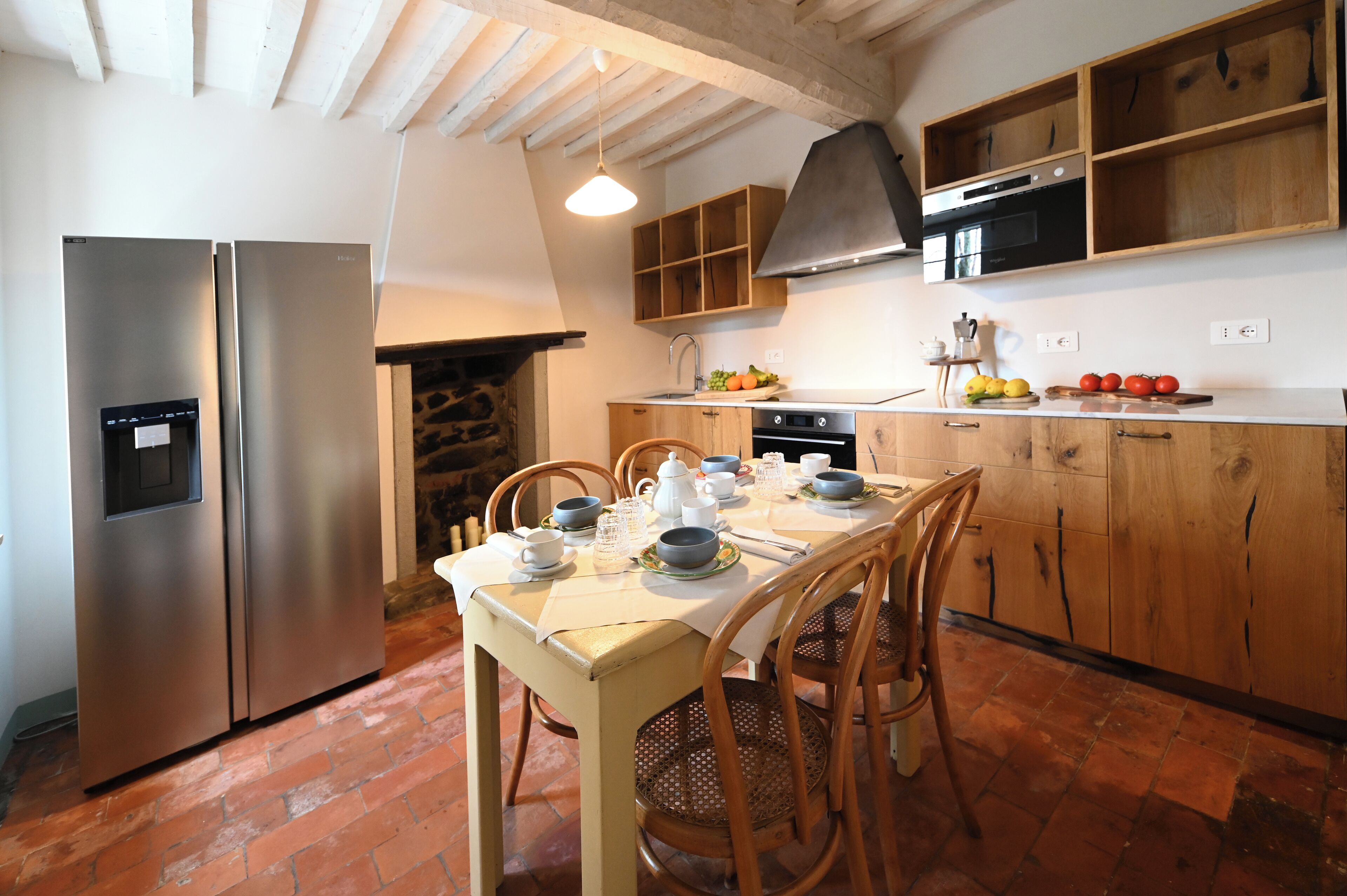 Deluxe Apartment | Private kitchen | Full-sized fridge, microwave, oven, stovetop