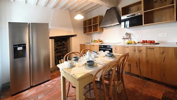 Deluxe Apartment | Private kitchen | Full-sized fridge, microwave, oven, stovetop