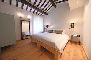 Apartemen Deluks | 3 kamar tidur, selimut bulu angsa, busa memori, dan Wi-Fi gratis