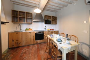Großer Kühlschrank, Mikrowelle, Ofen, Herdplatte