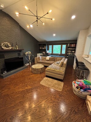 Smart-TV, Kamin, Bücher