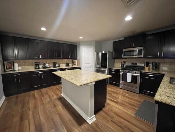 Micro-ondes, four, plaque de cuisson, lave-vaisselle