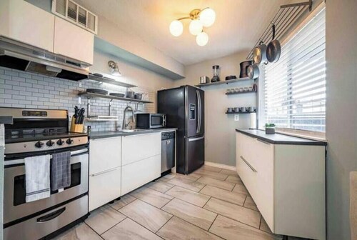 Minutes to downtown Patio Free Parking TV in room