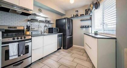 Minutes to downtown Patio Free Parking TV in room