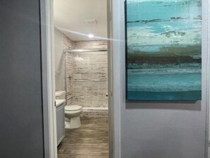 Secadora de cabello, toallas, jabón, papel de baño 