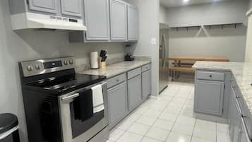 Microondas, horno, parrilla de estufa y lavavajillas