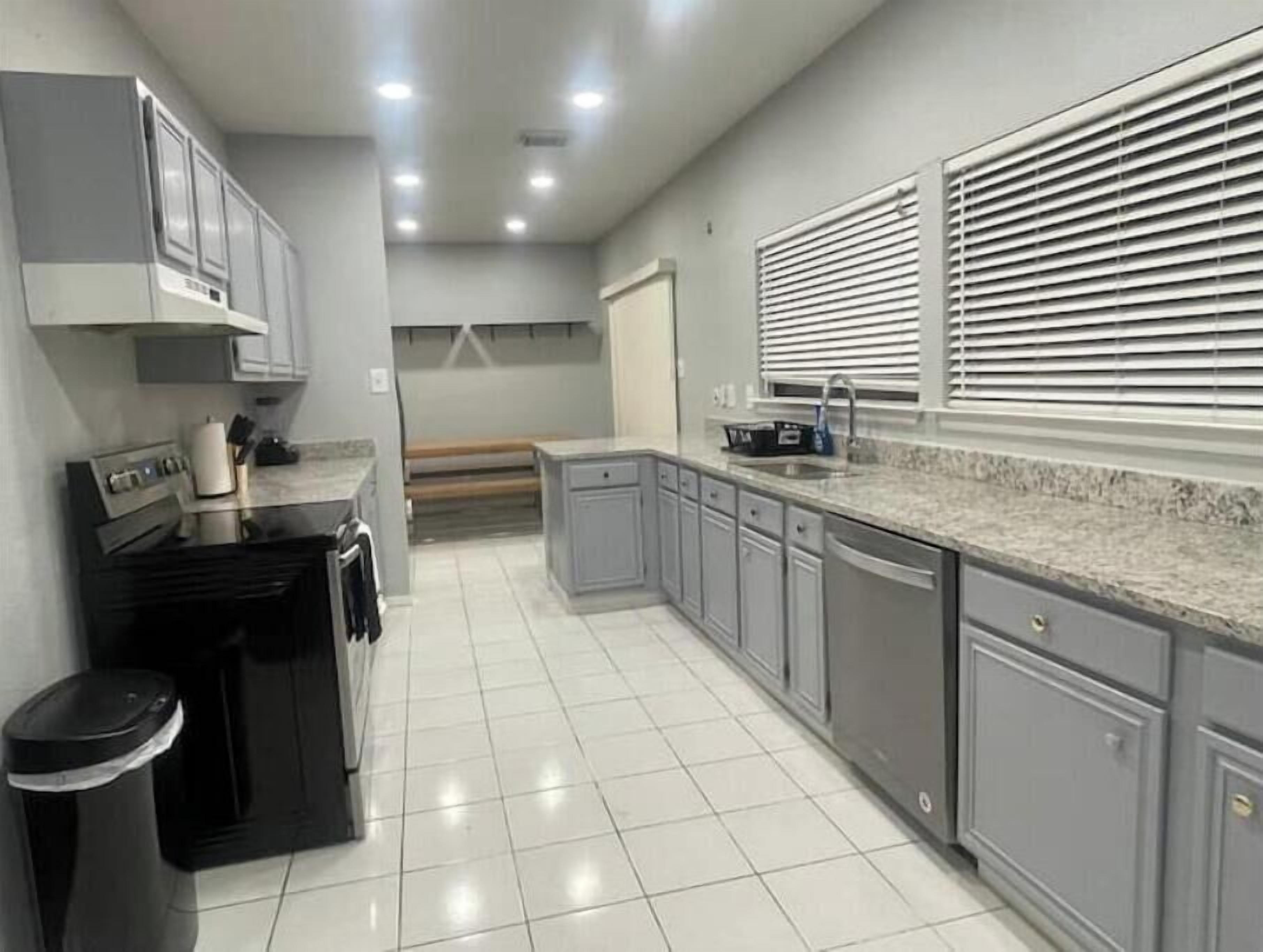 Micro-ondes, four, plaque de cuisson, lave-vaisselle