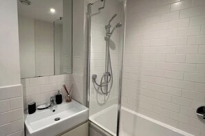 Hårtørrer, håndklæder, Sæbe, Toiletpapir