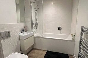 Secadora de cabello, toallas, jabón, papel de baño 