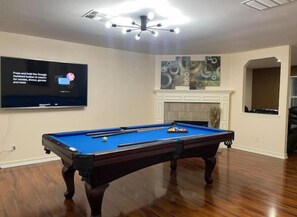 Games room - Ultimate 6BR Game Retreat in Phlox Meadow with Pool & Air Hockey (San Antonio)