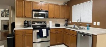 6 bed 6 tv Pool table Air Hockey Bulverde/Evans