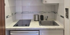 Mikrowelle, Herdplatte, Wasserkocher mit Kaffee-/Teezubehör