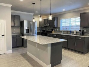 Mikrobølgeovn, ovn, kokeplater og oppvaskmaskin