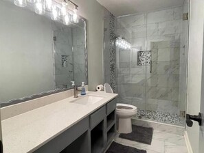 Secadora de cabello, toallas, jabón, papel de baño 