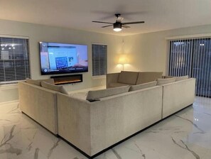 Smart TV y chimenea 