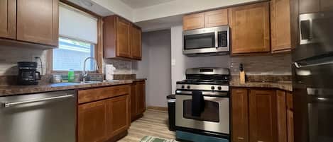 雪櫃、微波爐、焗爐、爐具