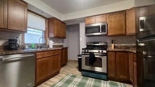 Spacious 5-bedroom house near Great Lakes Naval Base!