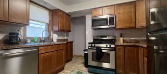 Spacious 5-bedroom house near Great Lakes Naval Base!