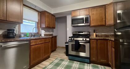 Spacious 5-bedroom house near Great Lakes Naval Base!