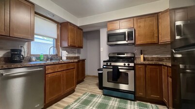 Spacious 5-bedroom house near Great Lakes Naval Base!