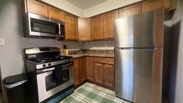 Kylskåp, mikrovågsugn, ugn och spishäll