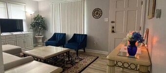 Spacious 5-bedroom house near Great Lakes Naval Base!