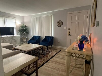 Spacious 5-bedroom house near Great Lakes Naval Base!