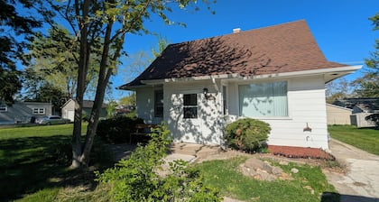 Spacious 5-bedroom house near Great Lakes Naval Base!