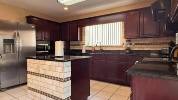 Mikrowelle, Herdplatte, Geschirrspüler