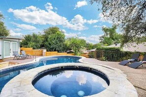 Pool - Tropical 7-Bed Escape with Heated Swimming Pool & Hot Tub in Central Location (San Antonio)