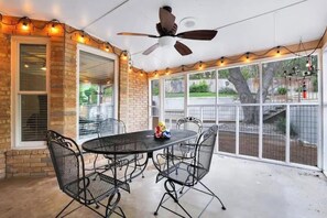 Outdoor dining - Tropical 7-Bed Escape with Heated Swimming Pool & Hot Tub in Central Location (San Antonio)