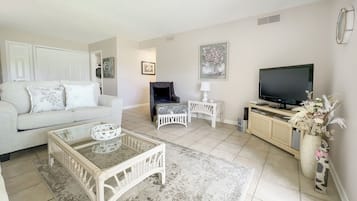 Villa, 1 King Bed with Sofa bed, Kitchen (1805 Bluff Villas) | Living area | 42-inch flat-screen TV with digital channels