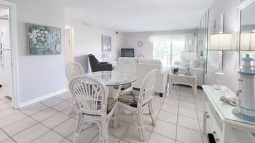 Villa, 1 King Bed with Sofa bed, Kitchen (1805 Bluff Villas) | Living area | 42-inch flat-screen TV with digital channels
