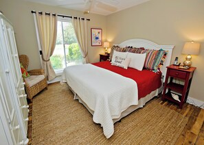 2 Schlafzimmer, individuell dekoriert, individuell eingerichtet