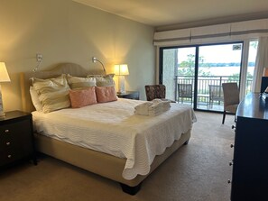 Huvila, useita sänkyjä, keittiö (1857 Beachside Tennis) | 2 makuuhuonetta, yksilöllisesti sisustettu, yksilöllisesti kalustettu