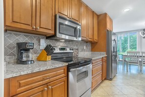 Villa, plusieurs lits, cuisine, vue jardin (1261 Harbour Town Club) | Cuisine privée | Cafetière/bouilloire, tables à manger