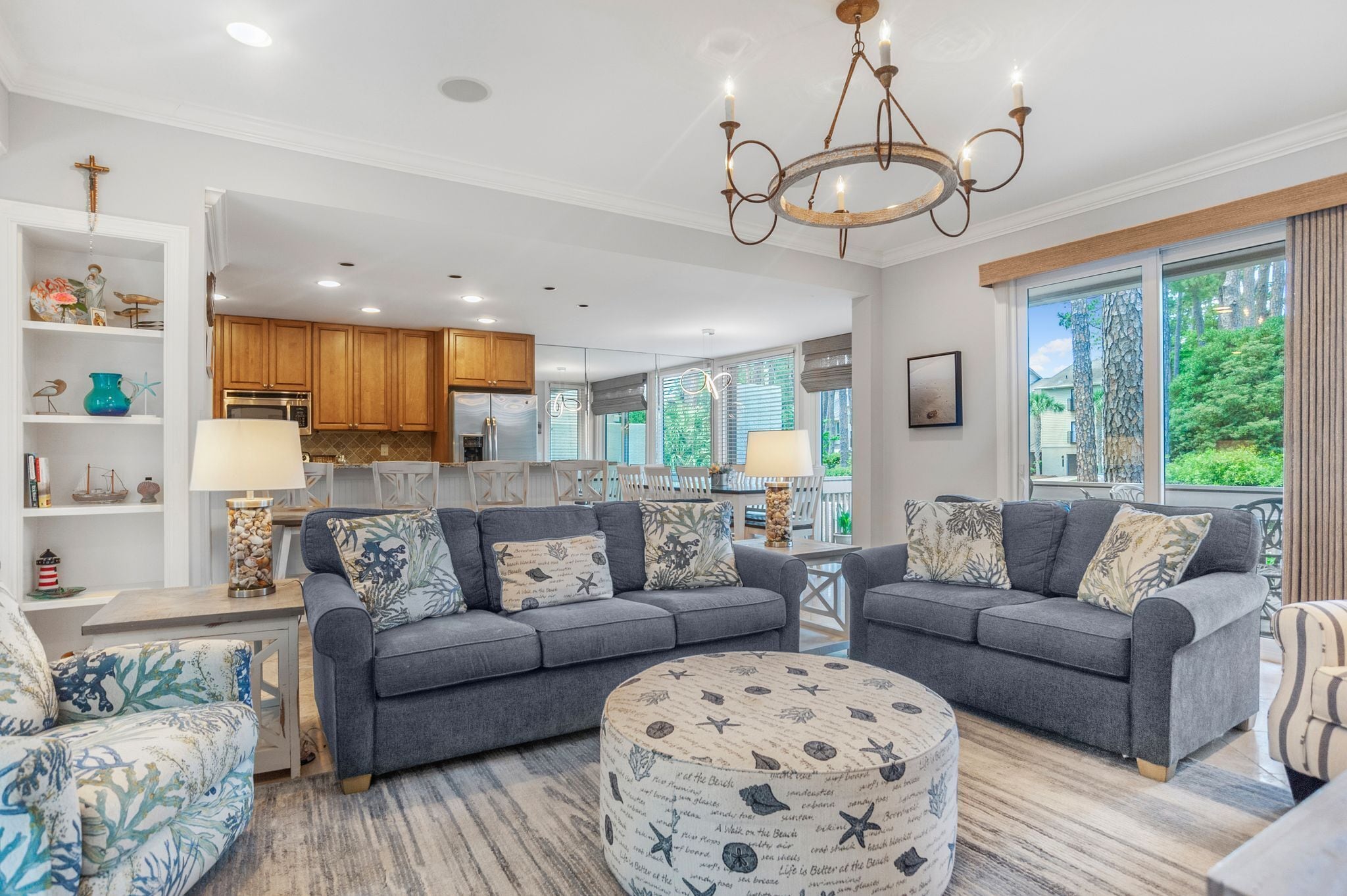 Villa, varias camas, cocina, vista al jardín (1261 Harbour Town Club) | Área de sala de estar | Televisión de pantalla plana de 42 pulgadas con canales digitales 
