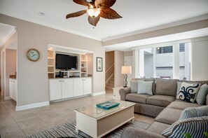 Villa, varias camas, cocina, vista al jardín (1270 Harbour Town Club) | Área de sala de estar | Televisión de pantalla plana de 42 pulgadas con canales digitales 