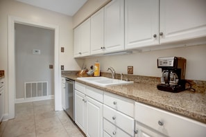 Villa, plusieurs lits, cuisine, vue jardin (1270 Harbour Town Club) | Cuisine privée | Cafetière/bouilloire, tables à manger