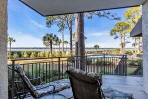 ヴィラ ベッド (複数台) キッチン オーシャンビュー (1850 Beachside Tennis) | テラス / パティオ