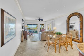 ヴィラ ベッド (複数台) キッチン オーシャンビュー (1850 Beachside Tennis) | 内装