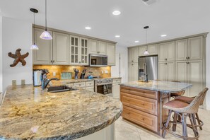 Coffee/tea maker, dining tables - 1850 Beachside Tennis at The Sea Pines Resort (Hilton Head Island)