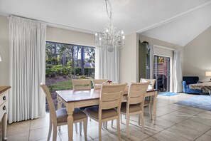 Vila, várias camas, cozinha, vista para o jardim (2210 Heritage Villas) | Opções para refeição