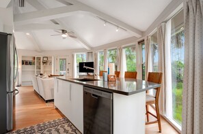 Villa, plusieurs lits, cuisine, vue jardin (2075 Deer Island) | Cuisine privée | Cafetière/bouilloire, tables à manger