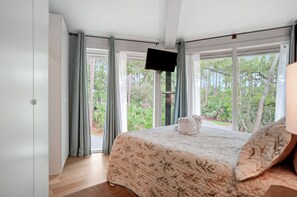 1 bedroom, individually decorated, individually furnished, bed sheets