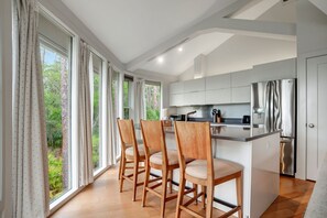 Vila, Beberapa Tempat Tidur, dapur, pemandangan kebun (2075 Deer Island) | Dapur pribadi | Mesin pembuat kopi/teh dan meja makan