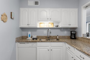 Villa, plusieurs lits, cuisine, vue jardin (2209 Heritage Villas) | Cuisine privée | Cafetière/bouilloire, tables à manger