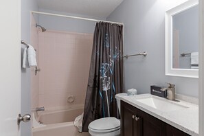 Ein Badezimmer mit Badewanne, Toilette und Waschbecken.