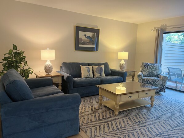 Villa, meerdere bedden, keuken, uitzicht op tuin (2243 Heritage Villas) | Woonruimte | Een 42-inch flatscreentelevisie met digitale zenders