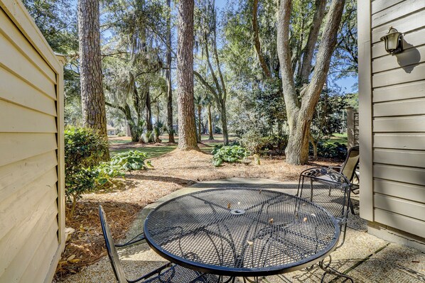 Outdoor dining - 2224 Heritage Villas at The Sea Pines Resort (Hilton Head Island)